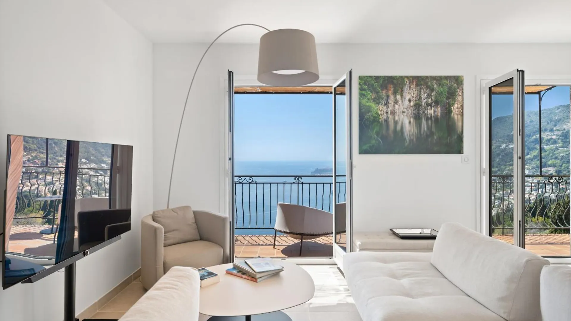 Beautiful Villa With Sea View In 罗克布吕讷-卡普马丹