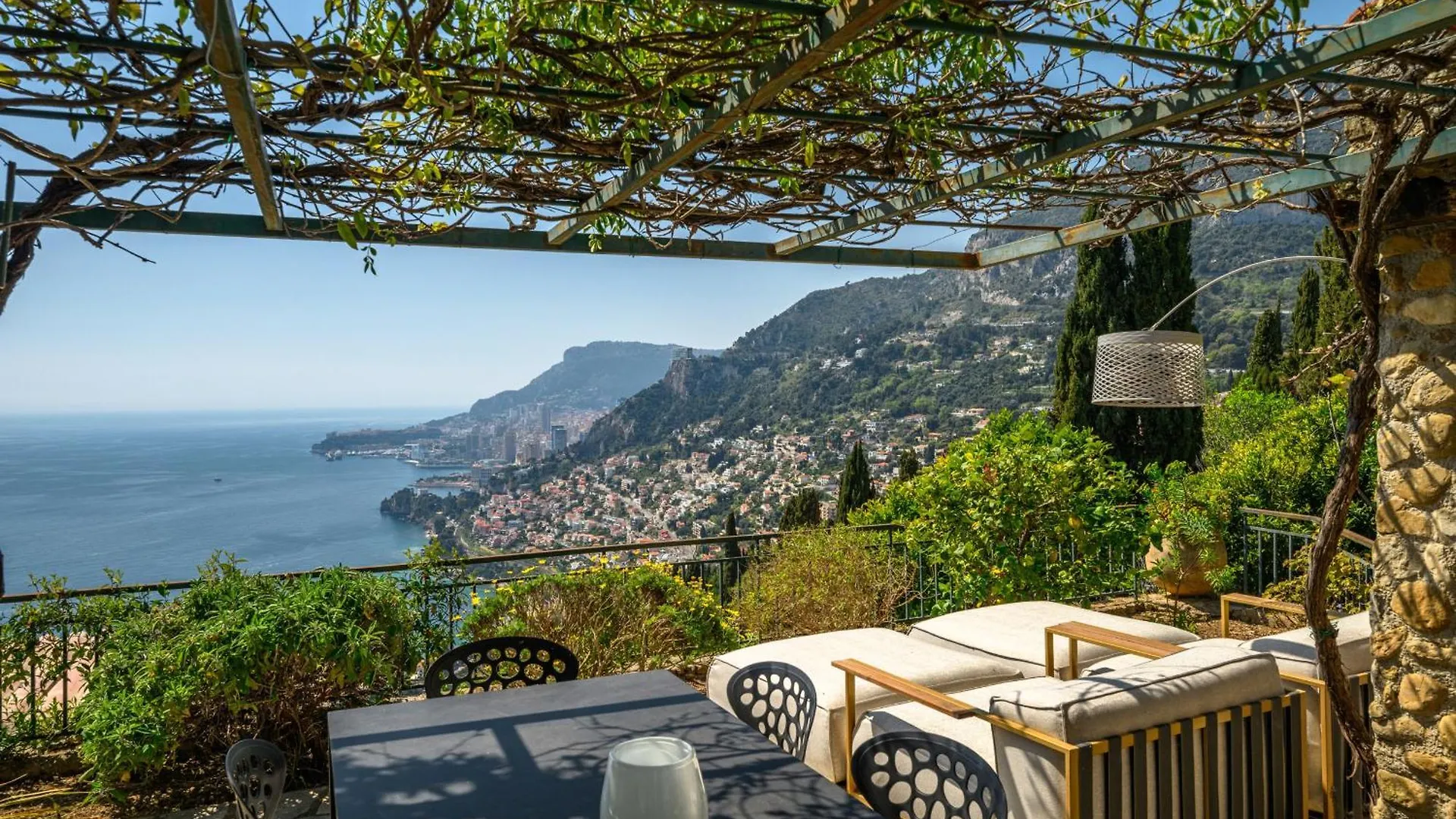Beautiful Villa With Sea View In 罗克布吕讷-卡普马丹