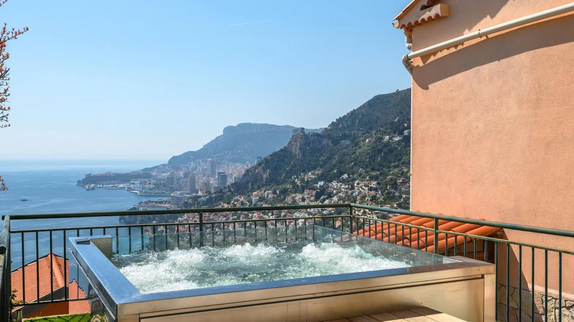 Beautiful Villa With Sea View In 罗克布吕讷-卡普马丹