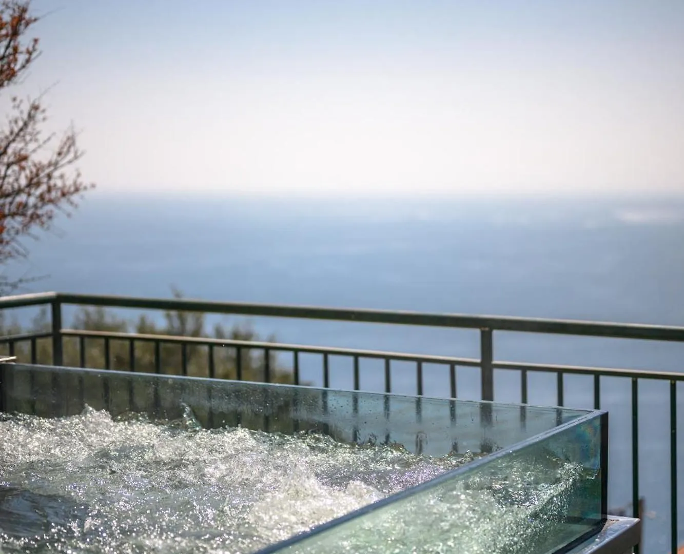 Beautiful Villa With Sea View In 罗克布吕讷-卡普马丹