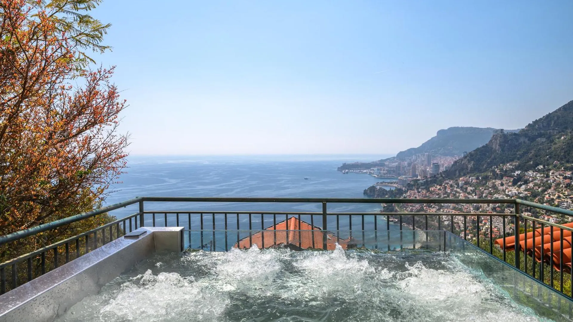 Beautiful Villa With Sea View In 罗克布吕讷-卡普马丹