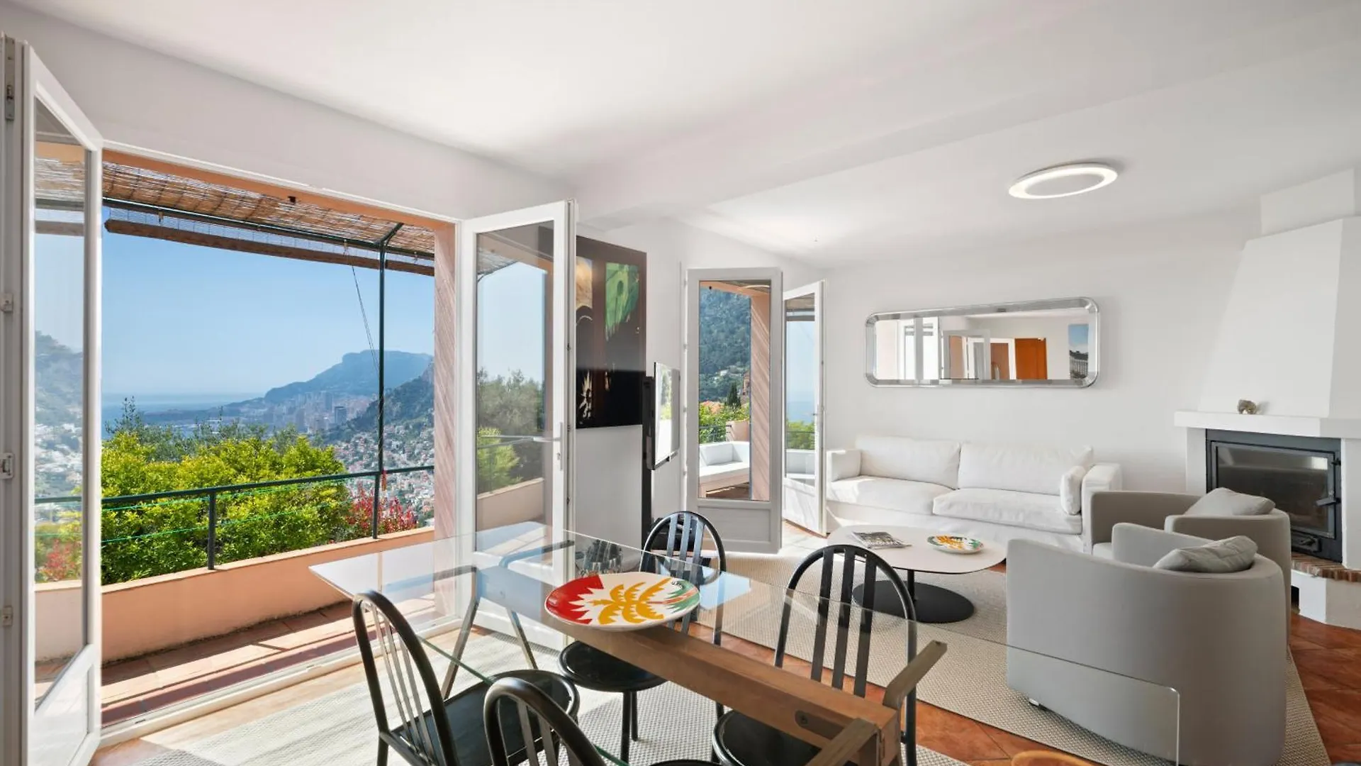 Beautiful Villa With Sea View In 罗克布吕讷-卡普马丹