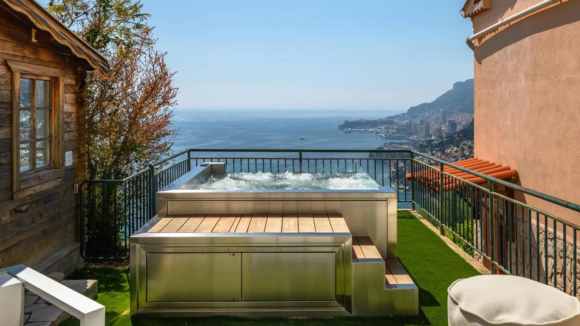 Beautiful Villa With Sea View In 罗克布吕讷-卡普马丹