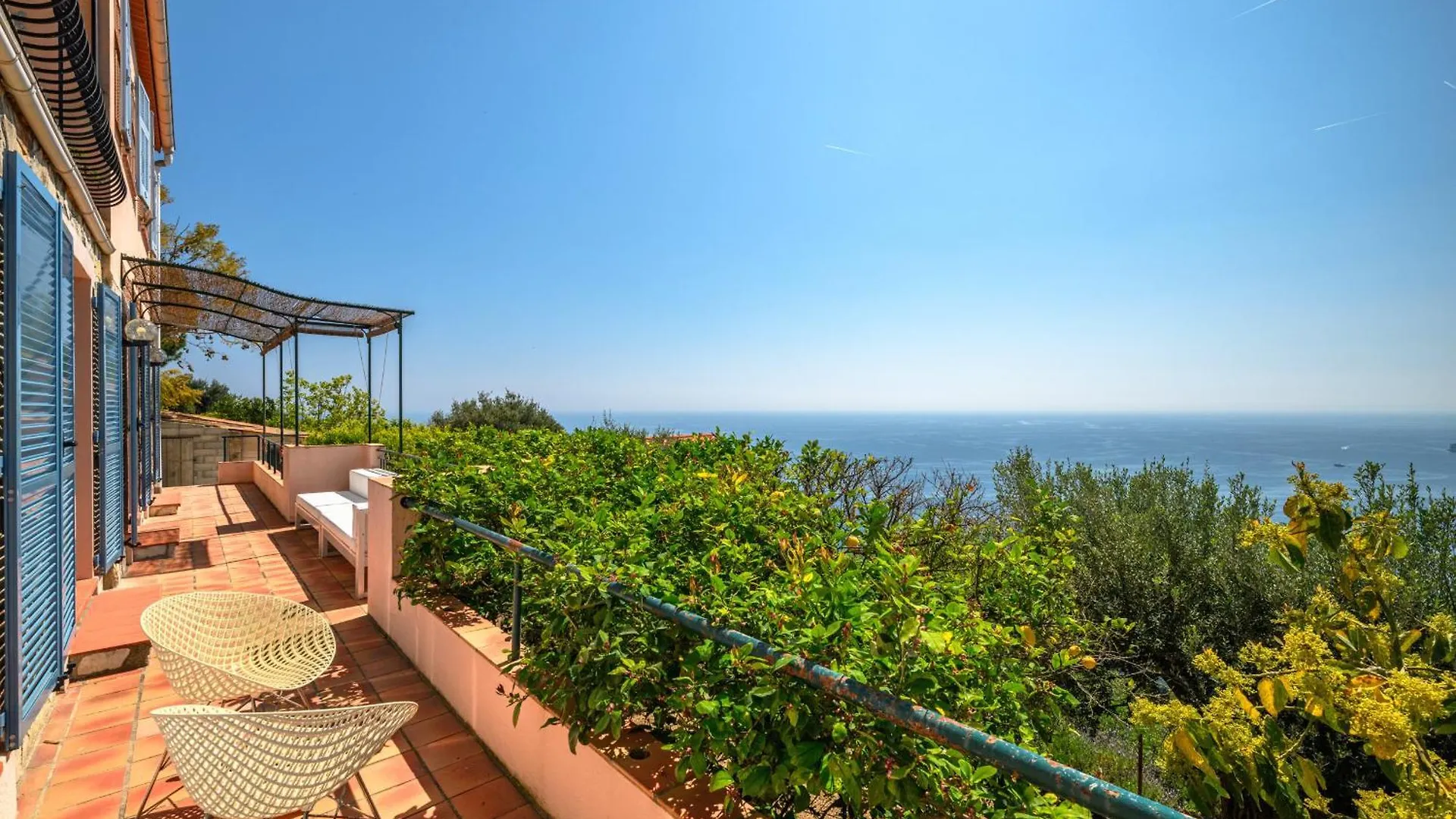 Beautiful Villa With Sea View In 罗克布吕讷-卡普马丹