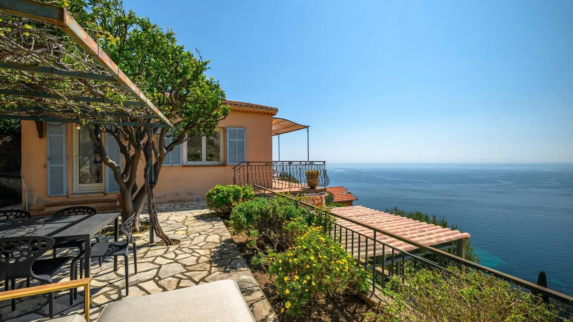 Beautiful Villa With Sea View In 罗克布吕讷-卡普马丹